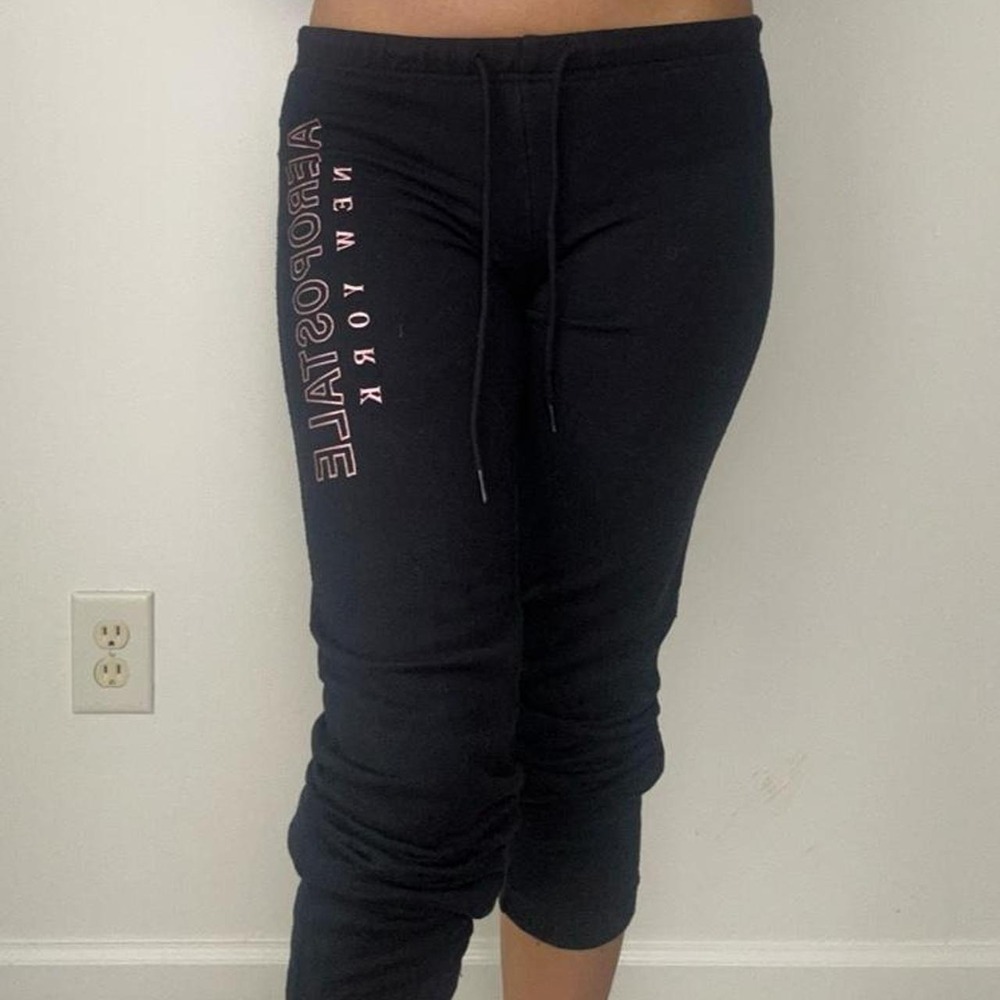 2000s Aeropostale black sporty capris